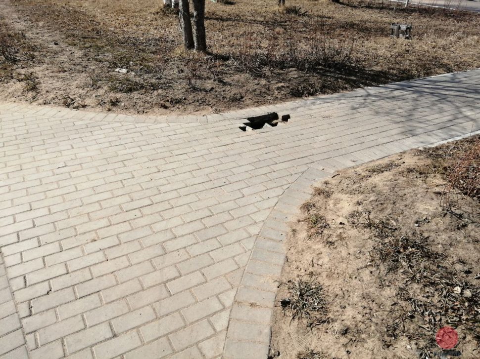 В Приморском парке Северодвинска провалилась тротуарная плитка